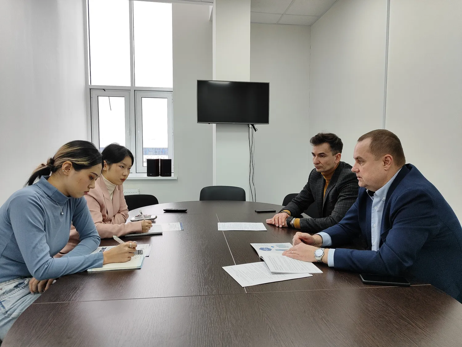 Визит китайских студентов в ООО «Сайнс Солюшнс»: знакомство с инновациями